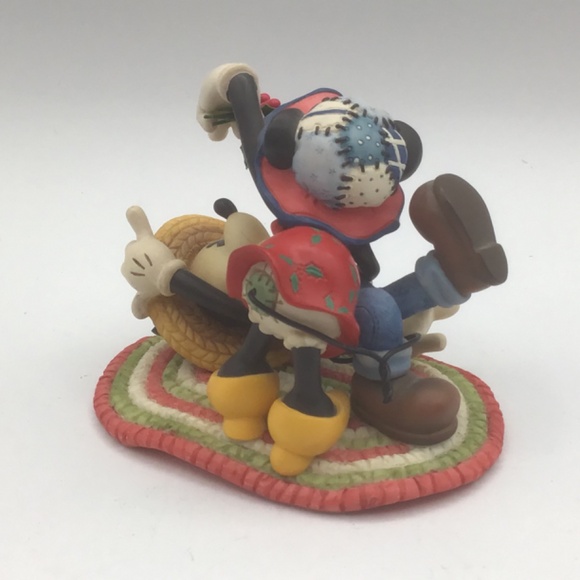 Vintage Disney Mickey & Minnie “kiss Under the Mistletoe” figurine by Enesco . - Picture 5 of 8